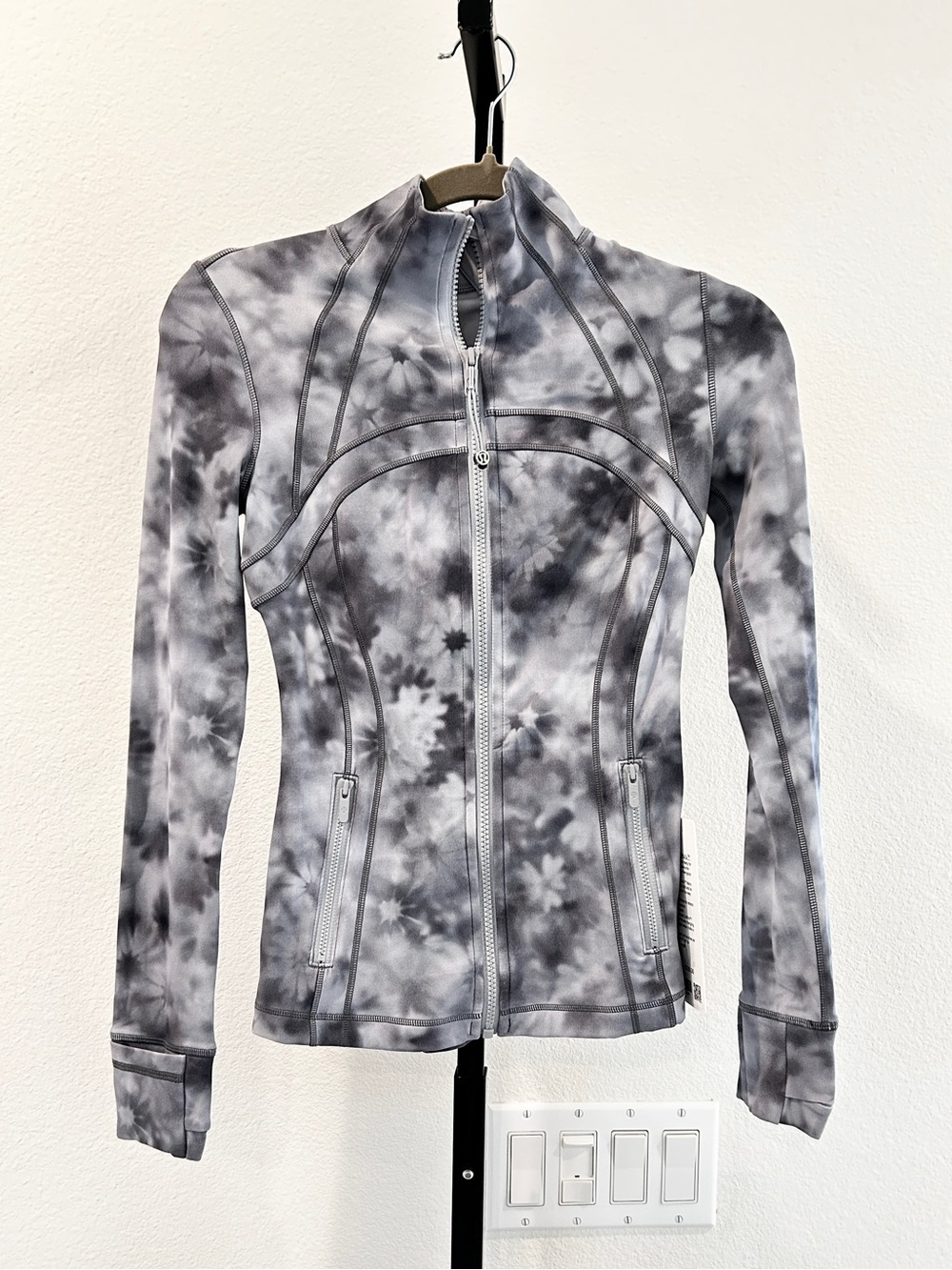 NWT Lululemon Women Define Jacket Nulu floral tie dye, Size 2, Retail $128